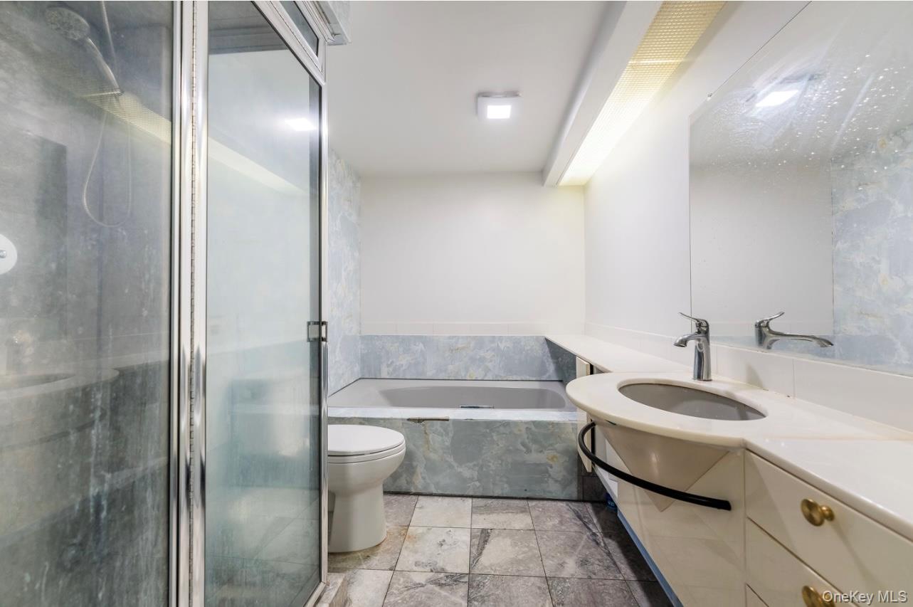 100 Great Neck Road, Unit 4D Great Neck, NY 11021 - Photo 22 of 32