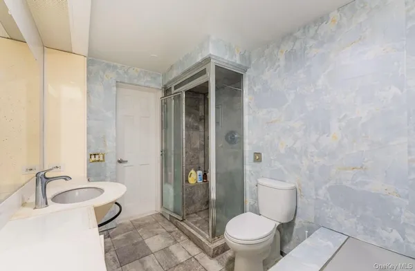 $628,000 | 100 Great Neck Road, Unit 4D, Great Neck, NY 11021