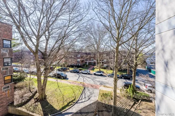 $628,000 | 100 Great Neck Road, Unit 4D, Great Neck, NY 11021