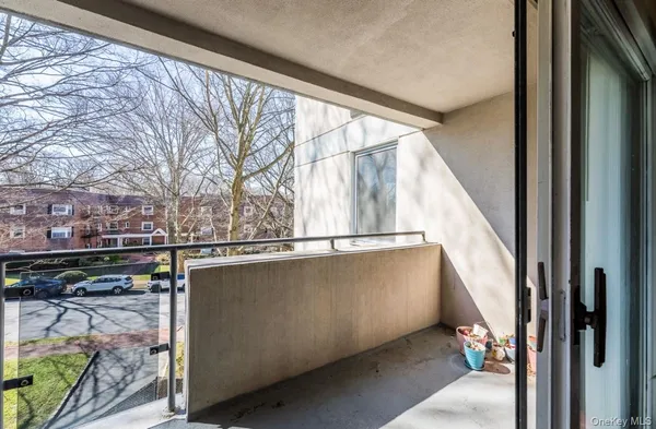 $628,000 | 100 Great Neck Road, Unit 4D, Great Neck, NY 11021