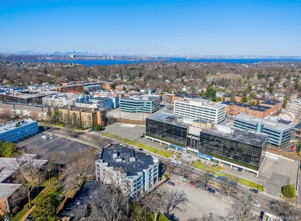 $628,000 | 100 Great Neck Road, Unit 4D, Great Neck, NY 11021