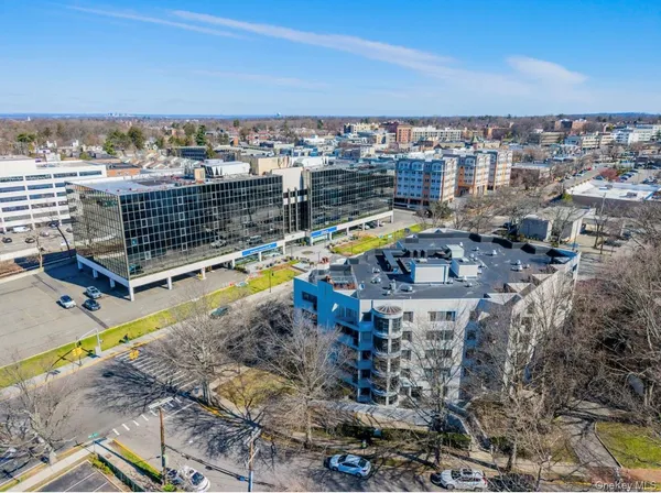 $628,000 | 100 Great Neck Road, Unit 4D, Great Neck, NY 11021