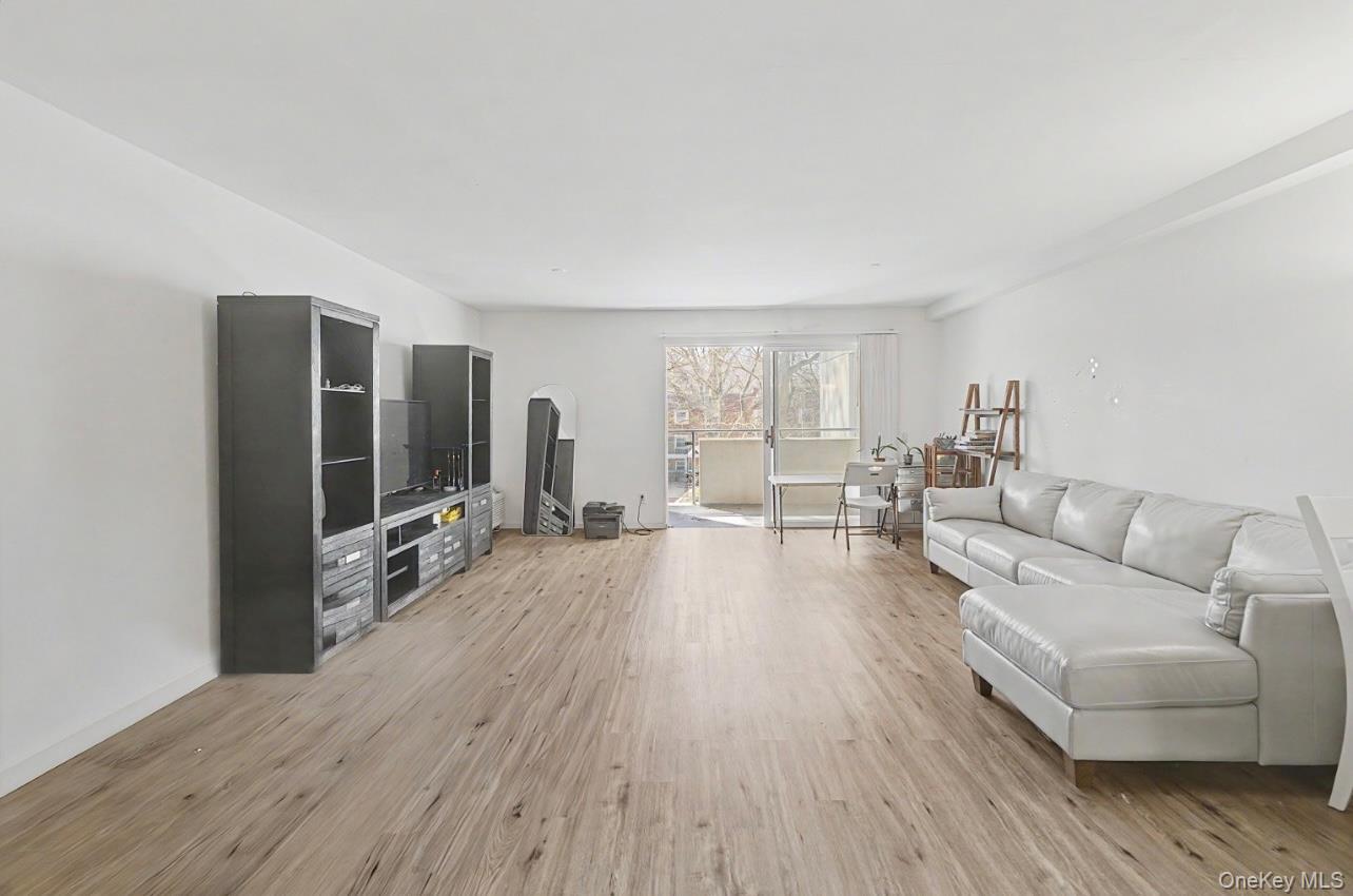 100 Great Neck Road, Unit 4D Great Neck, NY 11021 - Photo 6 of 32