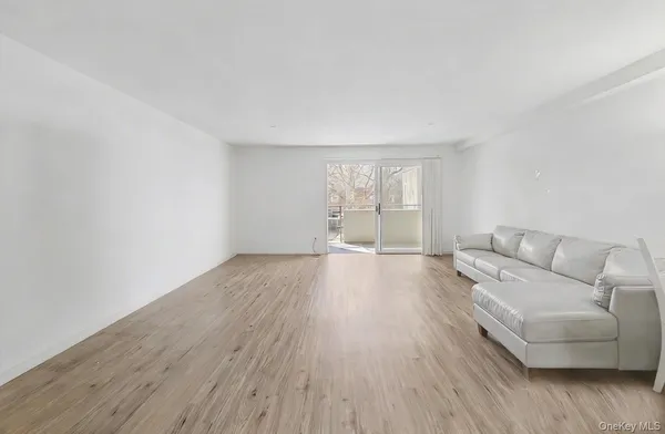 $628,000 | 100 Great Neck Road, Unit 4D, Great Neck, NY 11021