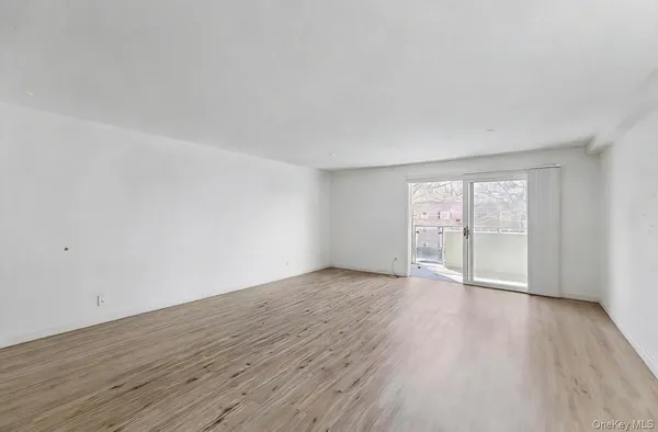 $628,000 | 100 Great Neck Road, Unit 4D, Great Neck, NY 11021