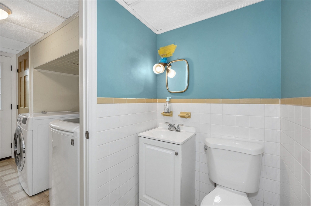 43 Constitution Way, Unit 43 Methuen, MA 01844 - Photo 12 of 25 a bathroom with a sink toilet and shower
