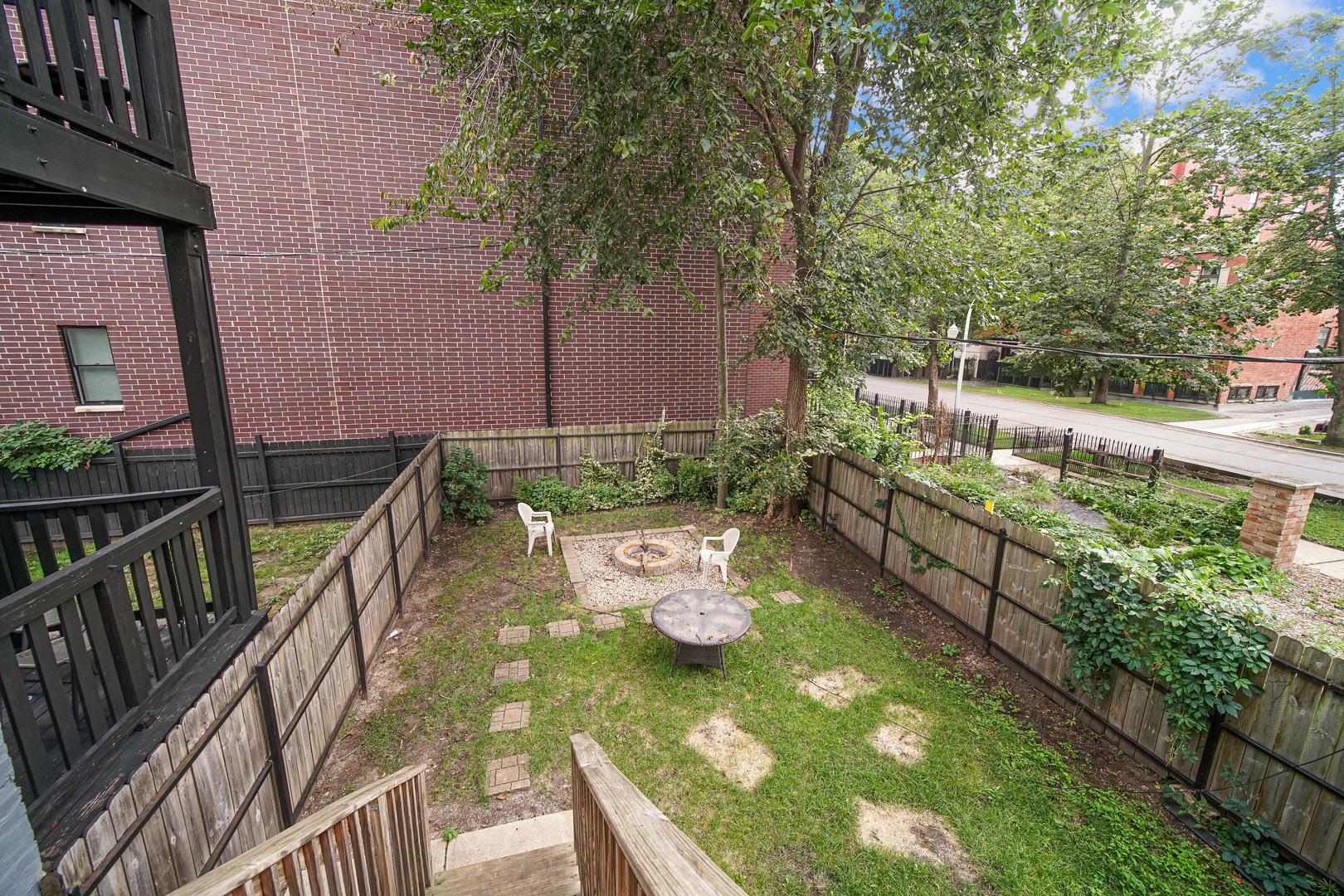 2123 West Adams Street Chicago, IL 60612 - Photo 28 of 29 a view of a chairs and table in backyard
