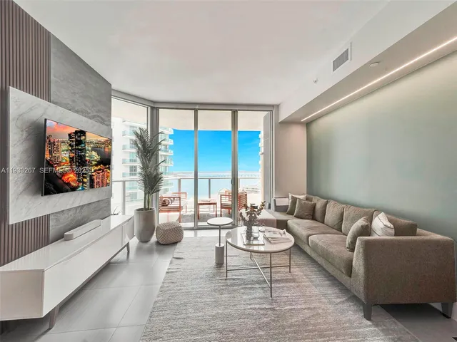 $6,000 | 1300 Brickell Bay Drive, Unit 2109, Miami, FL 33131