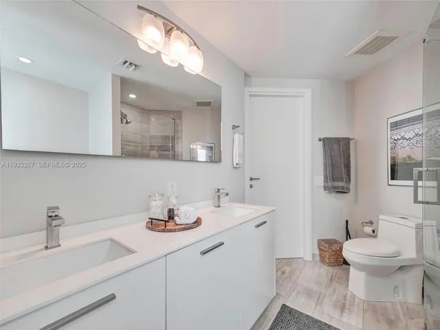 $6,000 | 1300 Brickell Bay Drive, Unit 2109, Miami, FL 33131