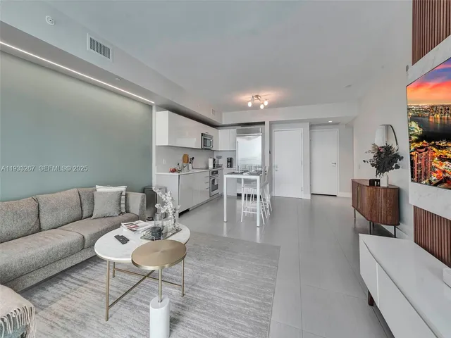 $6,000 | 1300 Brickell Bay Drive, Unit 2109, Miami, FL 33131