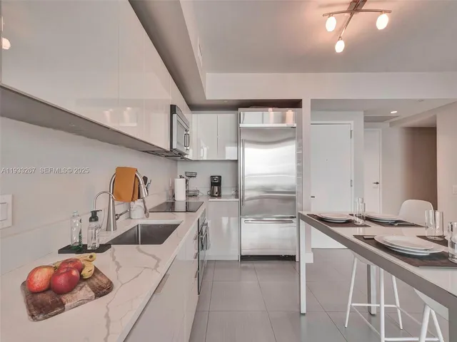 $6,000 | 1300 Brickell Bay Drive, Unit 2109, Miami, FL 33131