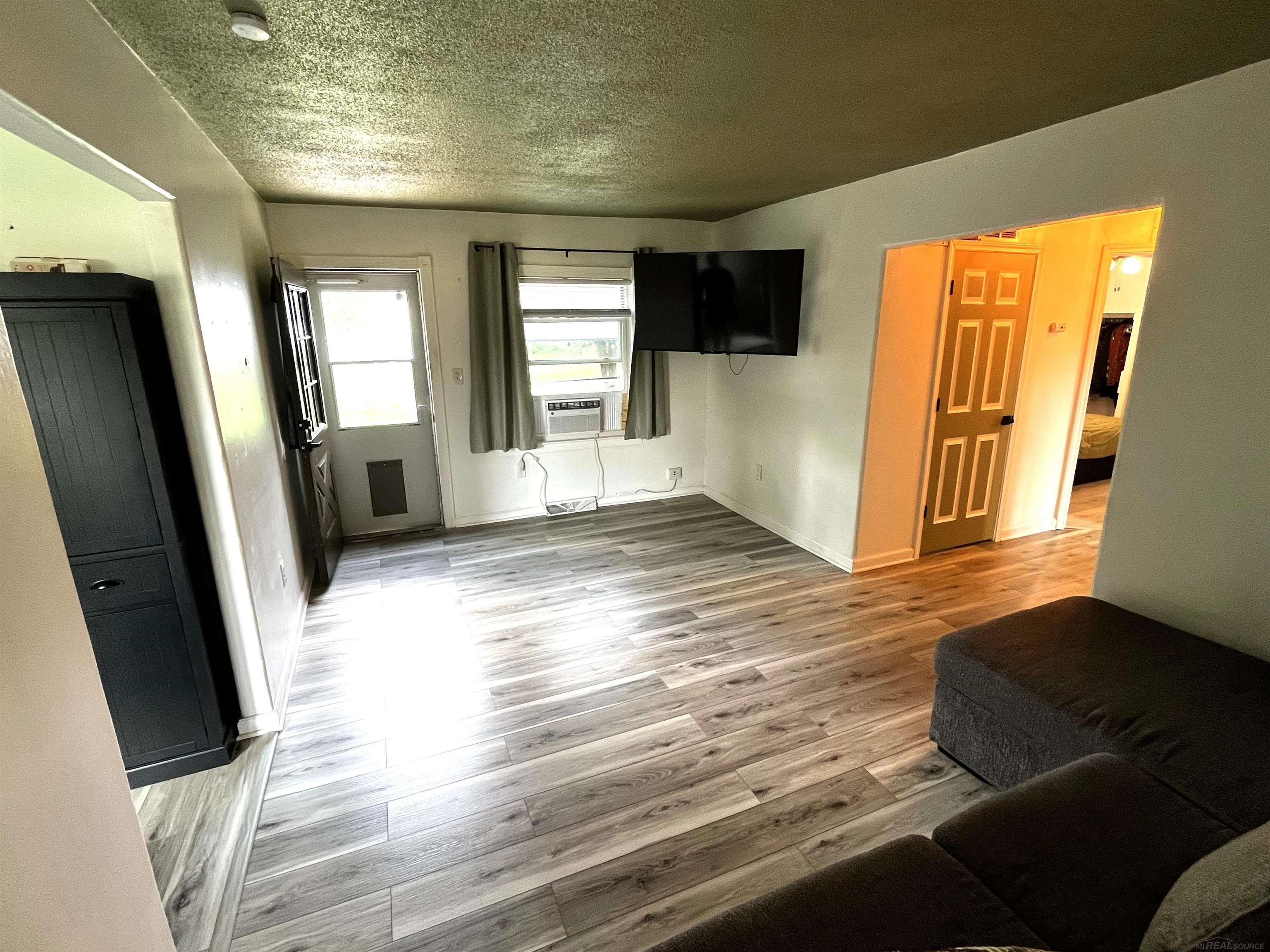 20150 Wick Road Taylor, MI 48180 - Photo 5 of 26 50185192-45d6dce0-8fd4-473b-baad-78bef9fe5255.JPG