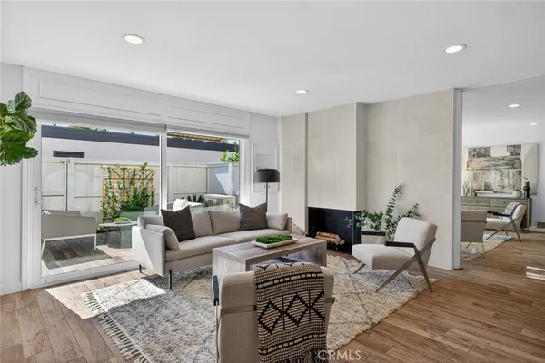 $1,295,000 | 1074 Buckingham Lane, Newport Beach, CA 92660