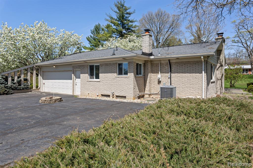 25826 Farmington Road Farmington Hills, MI 48336 - Photo 4 of 43
