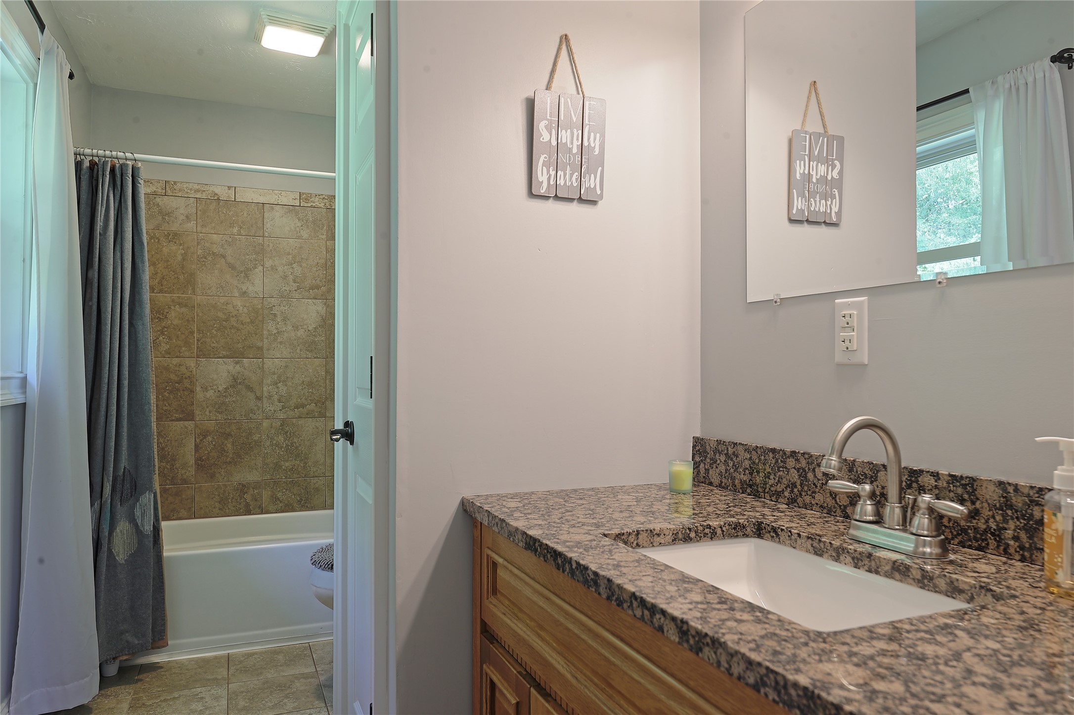 387 Harbor Road Erie, PA 16511 - Photo 17 of 26 Primary Full Bathroom