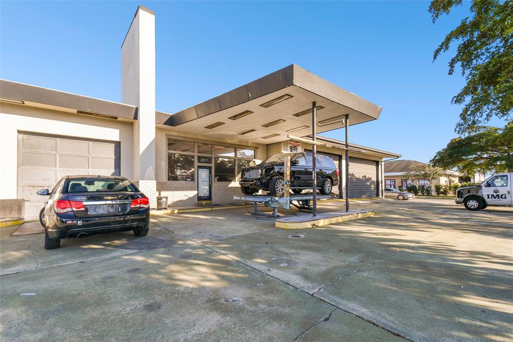 2011 9th Street West Bradenton, FL 34205 - Photo 3 of 24 a view of a cars park in front of a building
