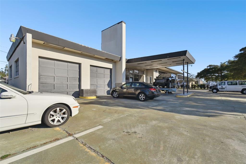 2011 9th Street West Bradenton, FL 34205 - Photo 4 of 24 a view of a car parked in front of a building