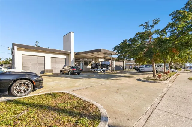 a view of a backyard