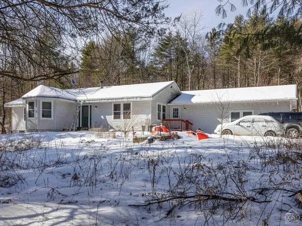 a view of a house with backyard