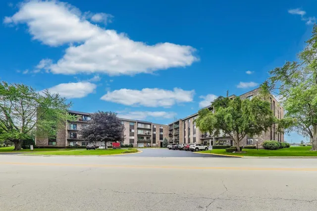 $165,000 | 701 West Huntington Commons Road, Unit 418, Mount Prospect, IL 60056