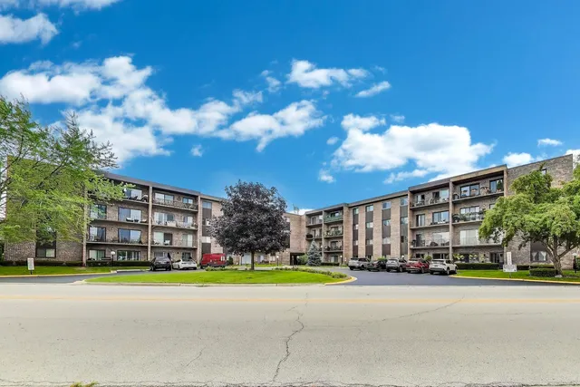 $165,000 | 701 West Huntington Commons Road, Unit 418, Mount Prospect, IL 60056