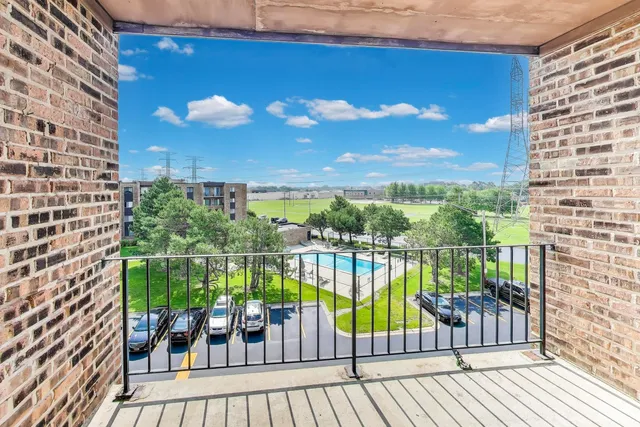 $165,000 | 701 West Huntington Commons Road, Unit 418, Mount Prospect, IL 60056