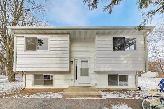 $155,000 | 37055 North Capillo Avenue, Lake Villa, IL 60046