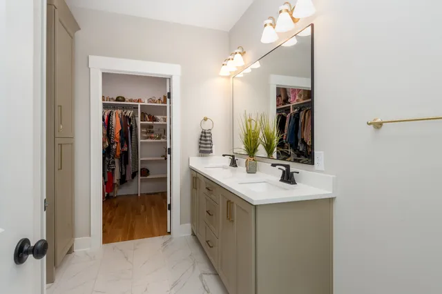 a en suite bathroom with a sink and a mirror