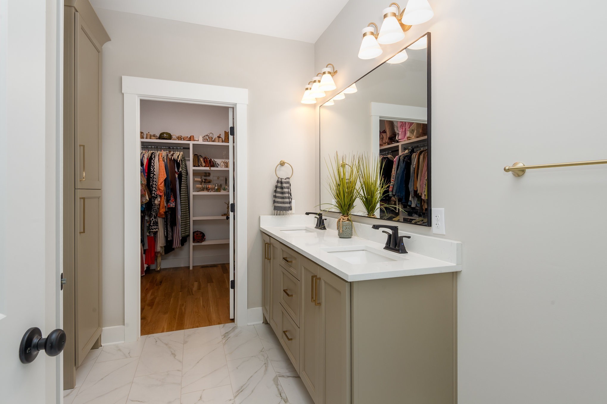 4345 South Garrett Road Springfield, TN 37172 - Photo 18 of 30 a en suite bathroom with a sink and a mirror