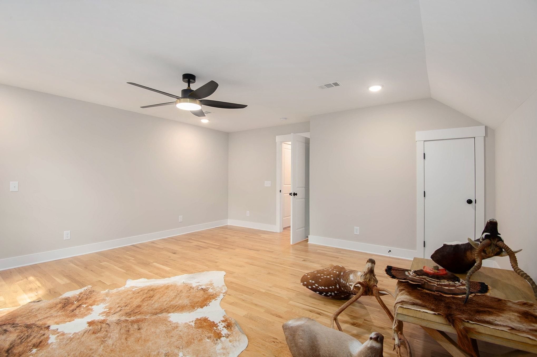 4345 South Garrett Road Springfield, TN 37172 - Photo 25 of 30 a living room with bed furniture and a ceiling fan