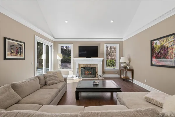 $2,595,000 | 1550 Laurel Hollow Road, Syosset, NY 11791