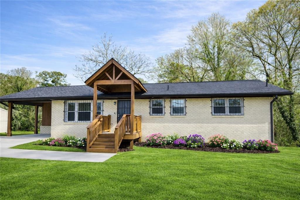 a front view of house with yard and garage