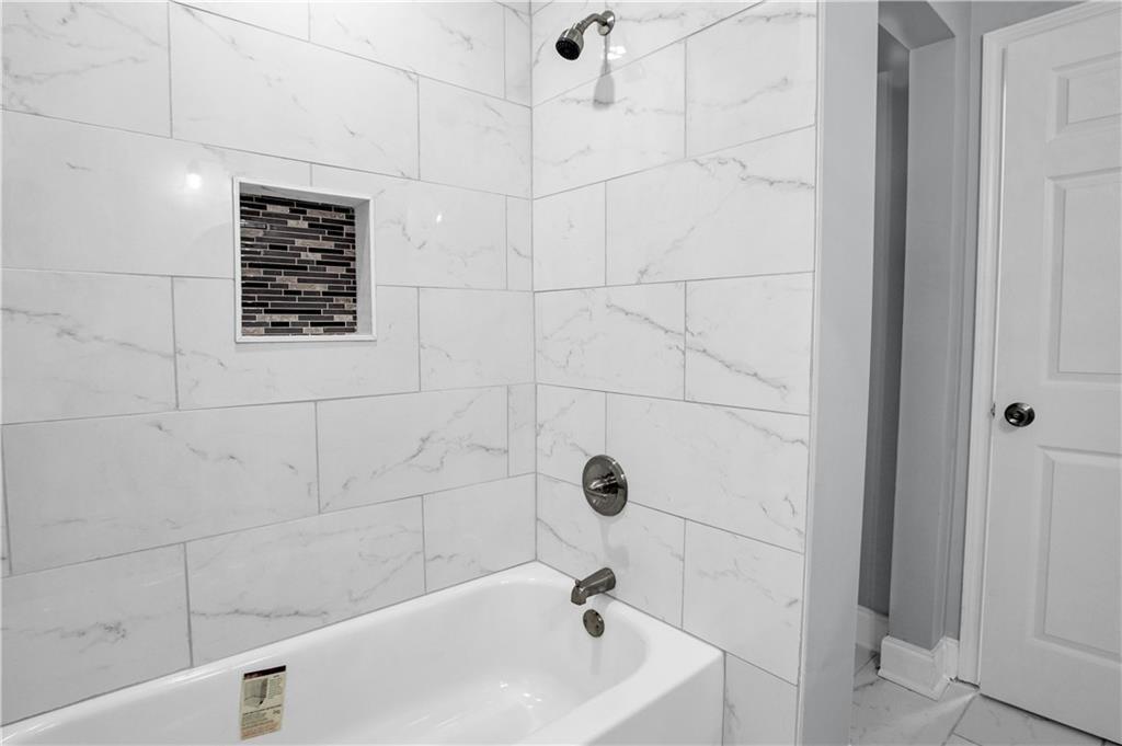 2000 Fairburn Road Southwest Atlanta, GA 30331 - Photo 13 of 24 a bathroom with a bathtub