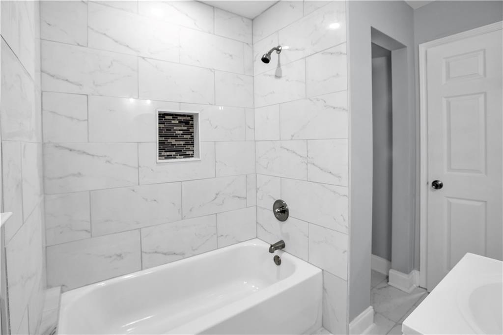 2000 Fairburn Road Southwest Atlanta, GA 30331 - Photo 14 of 24 a bathroom with a bathtub