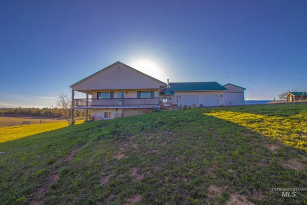 $949,000 | 5404 Freeman Creek Road, Lenore, ID 83541
