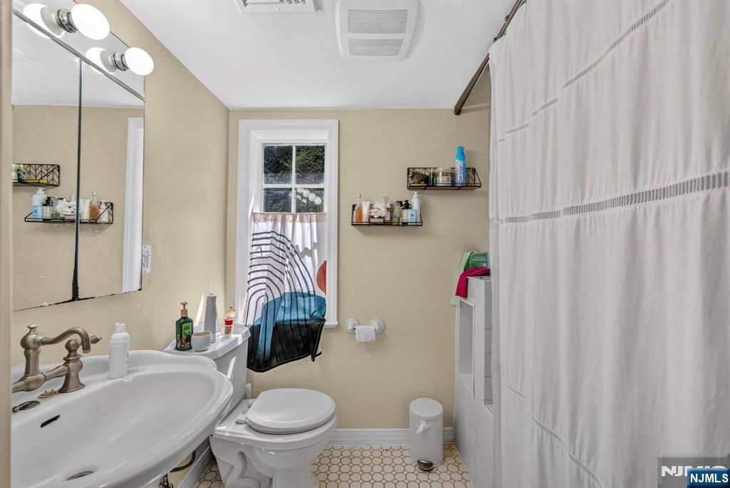 8 Old Wood Road Edgewater, NJ 07020 - Photo 14 of 25