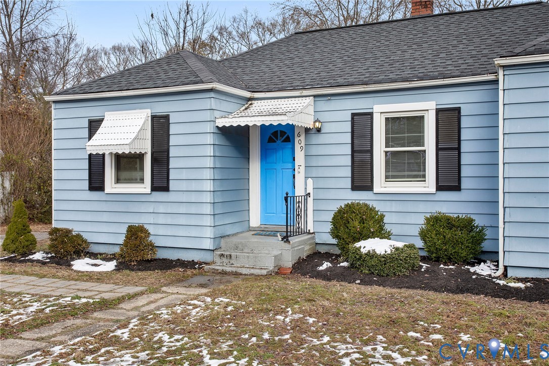 609 Woodstock Road Richmond, VA 23224 - Photo 4 of 33 a front view of a house with garden
