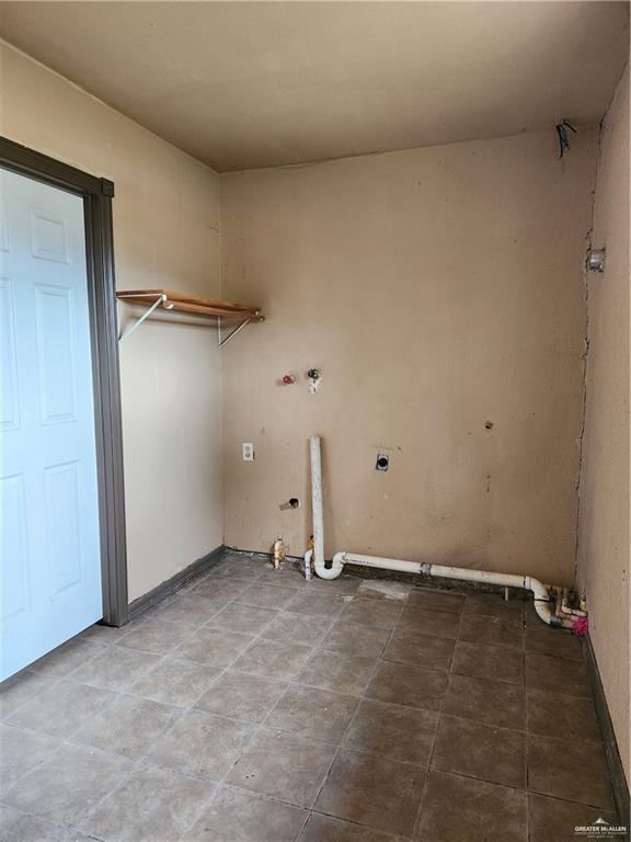 2981 Azalea Street Roma, TX 78584 - Photo 10 of 15 an empty room with closet