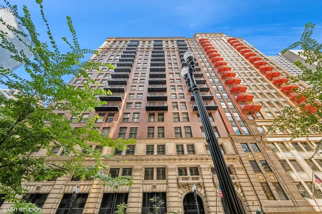 $800,000 | 212 West Washington Street, Unit 1807, Chicago, IL 60606