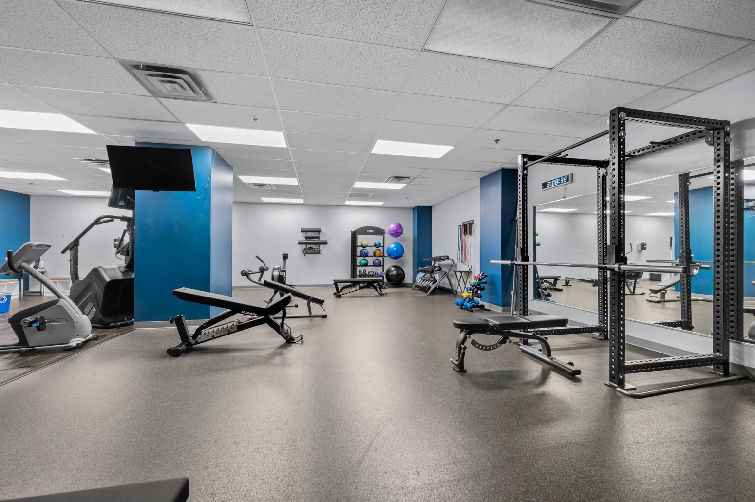 212 West Washington Street, Unit 1807 Chicago, IL 60606 - Photo 20 of 24 a view of a room with gym equipment