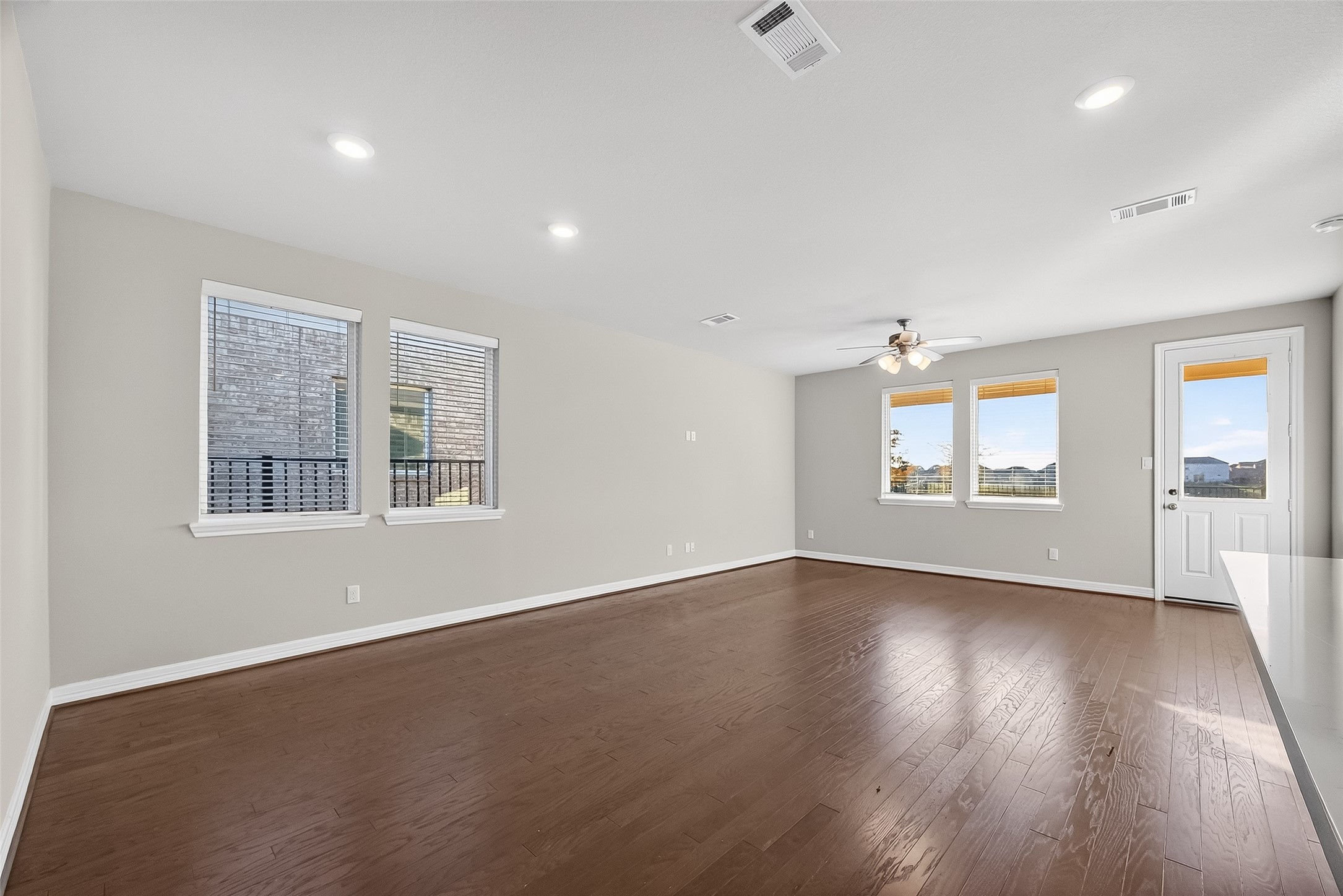 2131 Islawild Way La Marque, TX 77568 - Photo 3 of 37