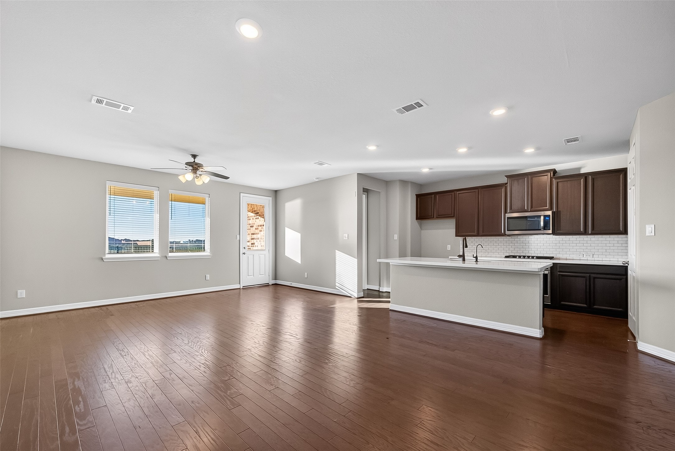 2131 Islawild Way La Marque, TX 77568 - Photo 4 of 37