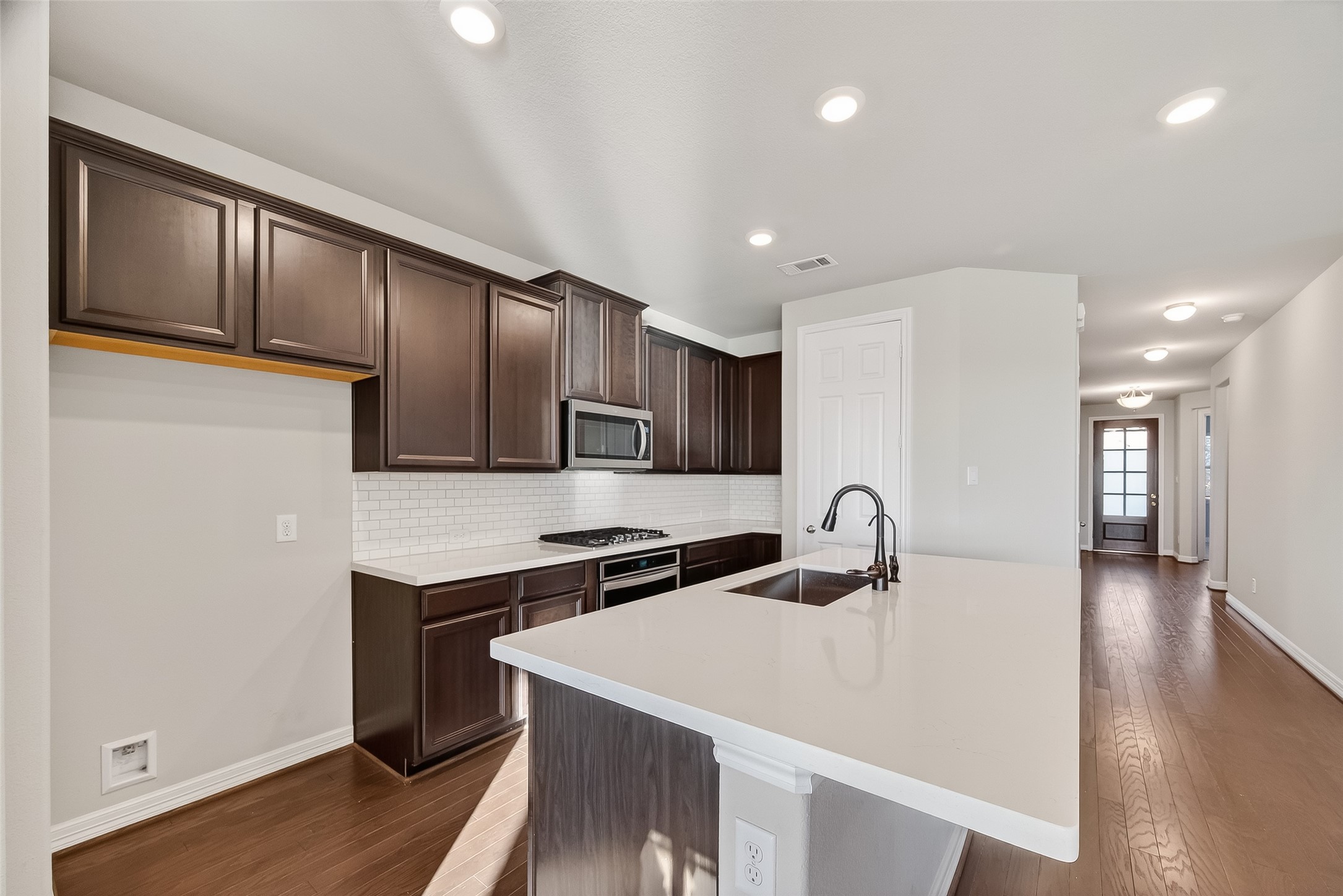 2131 Islawild Way La Marque, TX 77568 - Photo 7 of 37