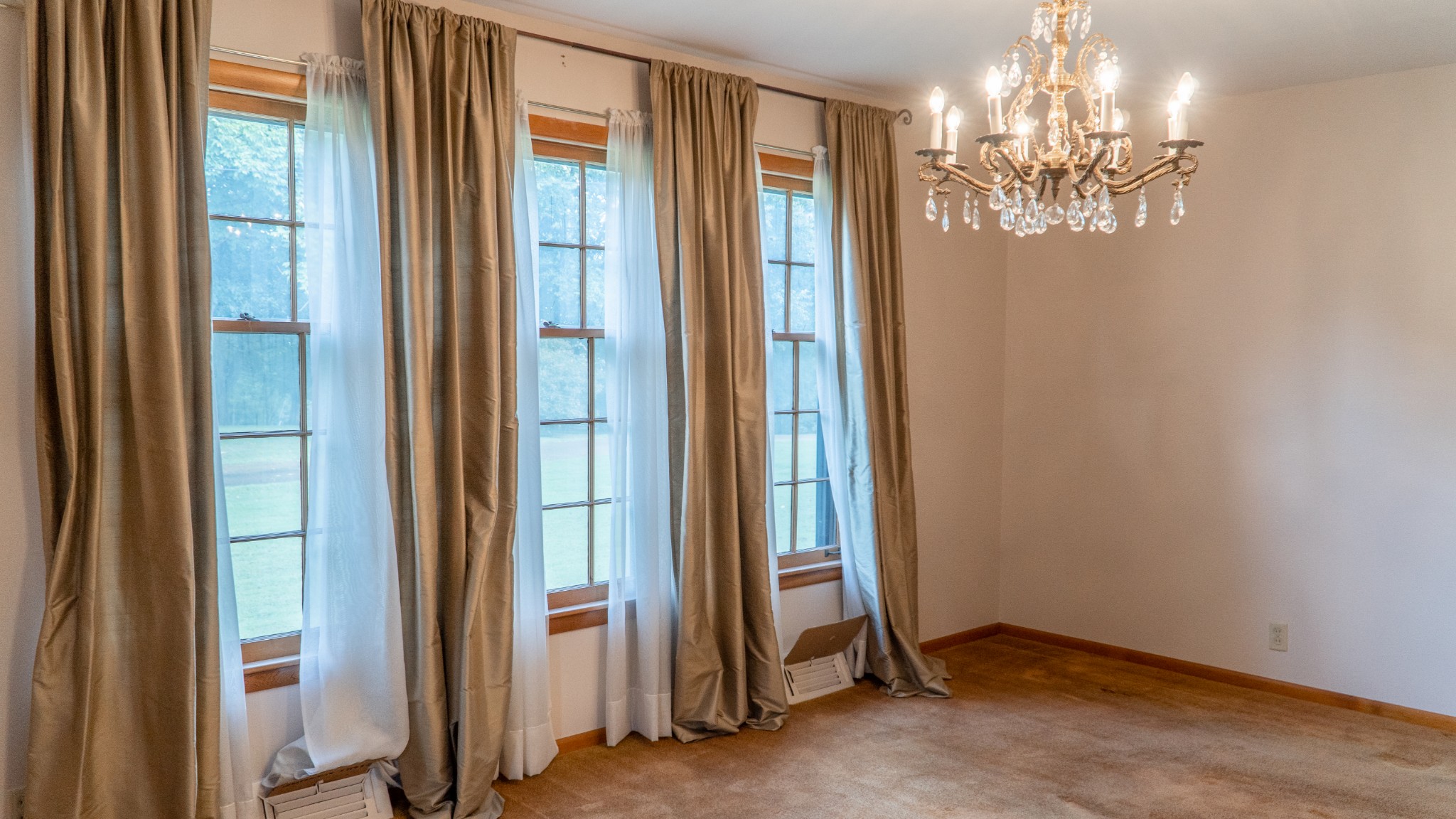 809 Berwick Trail Madison, TN 37115 - Photo 15 of 34 a view of a chandelier in a livingroom