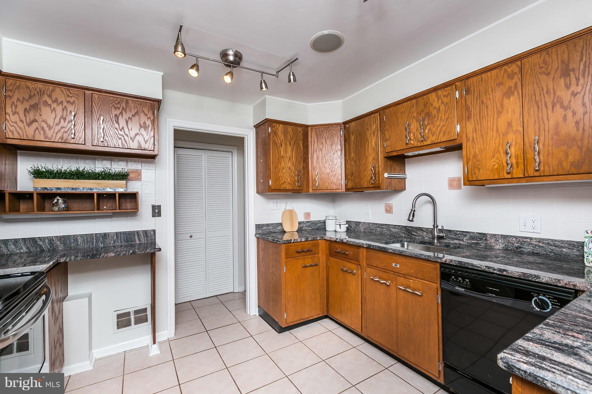 1804 Roland Avenue Towson, MD 21204 - Photo 12 of 30 Kitchen