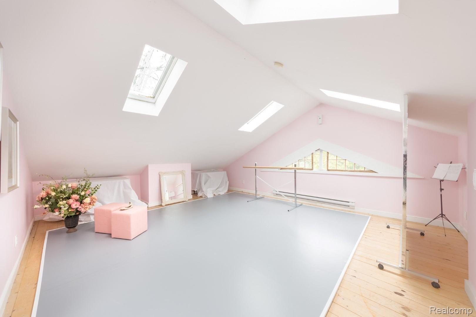 8480 Hyne Road Brighton, MI 48114 - Photo 22 of 50 Third floor 22 x 21 studio with 5 skylights