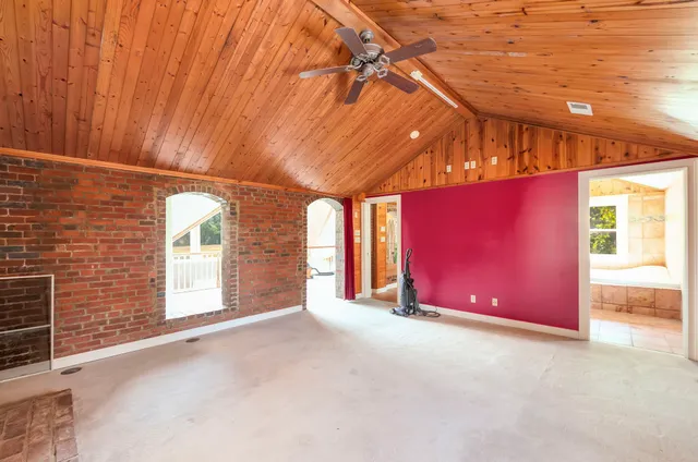 a view of empty room with window