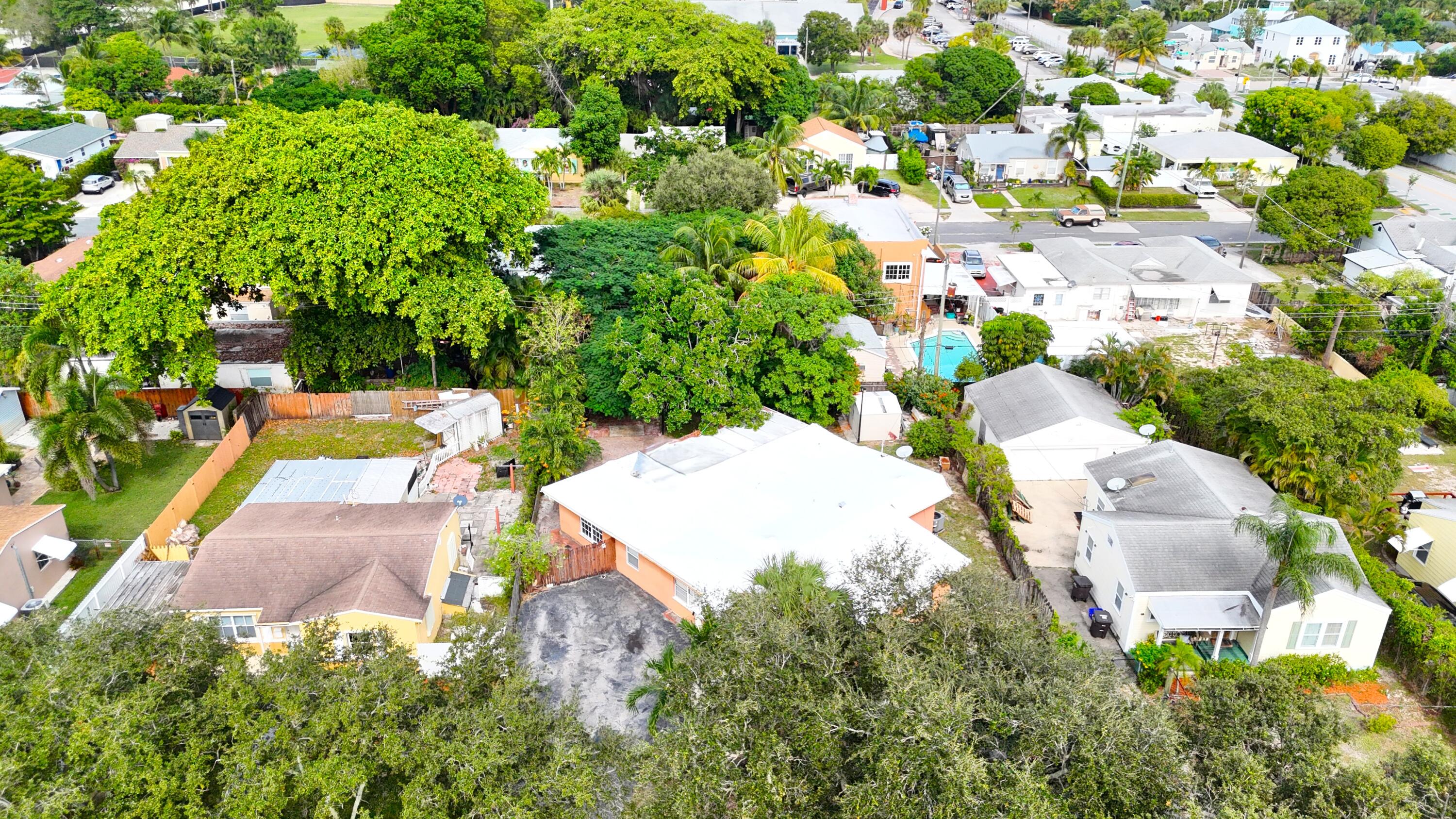 819 Colonial Road West Palm Beach, FL 33405 - Photo 4 of 18 4
