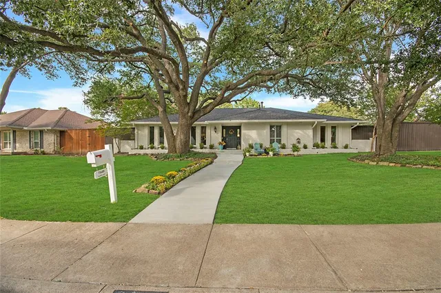 a view of house with a yard
