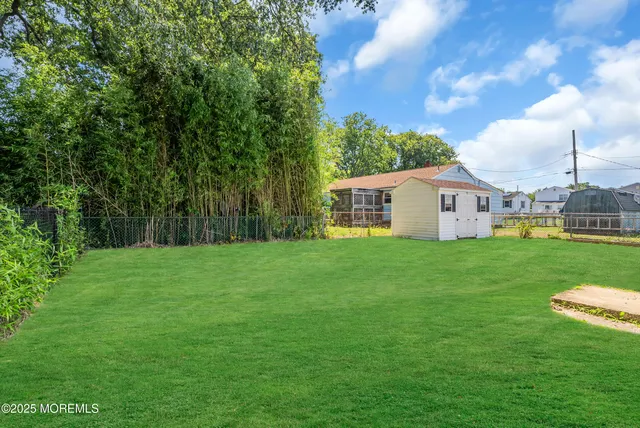 a view of a house with backyard and garden